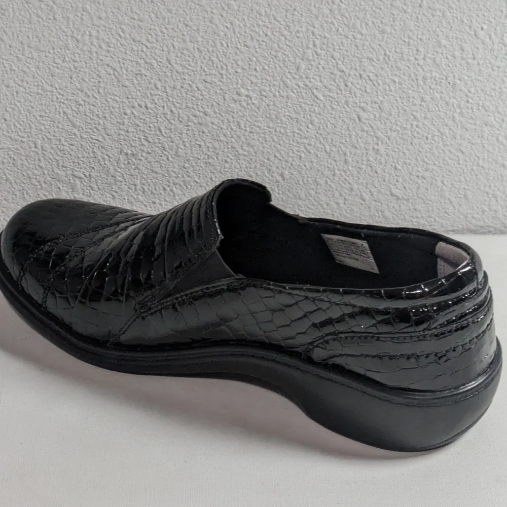 Aravon DANIELLE-AR Women's NEW Slip-on Flats Black Leather Sz 7 2E Crocodile